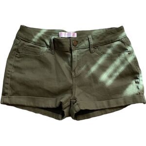 NO boundaries green five pocket shorts size 15. Cuffed w/ lots of stretch.